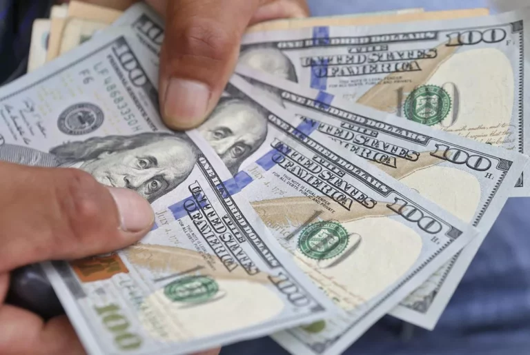 Dólar fecha em alta nesta segunda-feira.