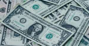 por que Dólar cai e Ibovespa termina em queda