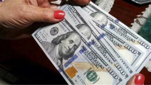 Dólar fecha em queda após tarifas.