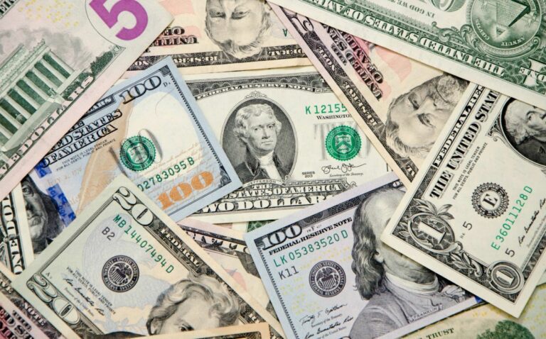 Dólar opera em queda