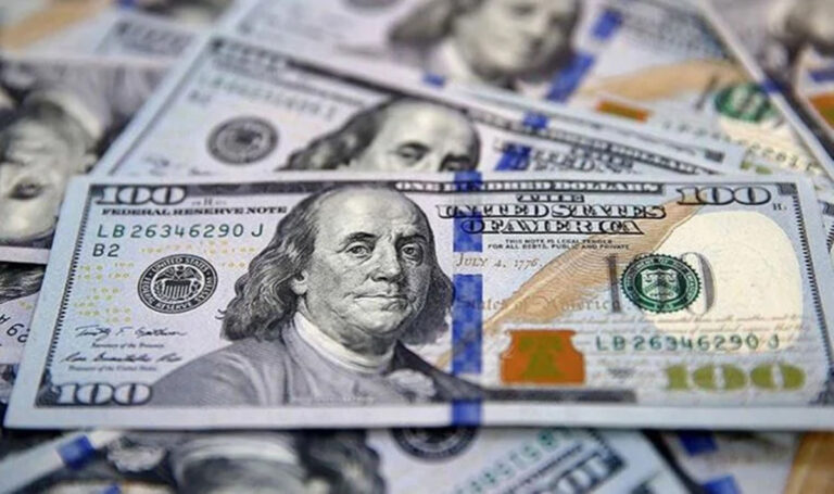 O cenário econômico global e nacional tem sido marcado por volatilidade e incertezas, influenciando diretamente indicadores como a cotação do dólar, o desempenho do IBOVESPA e as projeções para o mercado consumidor. Neste artigo, exploraremos em detalhes os movimentos recentes do dólar, os resultados e expectativas do IBOVESPA, e as projeções para o mercado consumidor, com base em dados atualizados e análises especializadas. 1. Cotação do Dólar Nesta Terça-Feira A cotação do dólar é um dos indicadores mais sensíveis às mudanças econômicas e políticas, tanto no Brasil quanto no exterior. Nesta terça-feira, o dólar comercial fechou em R$ 5,12, registrando uma leve alta de 0,3% em relação ao fechamento anterior. Esse movimento reflete uma combinação de fatores internos e externos. Fatores que Influenciaram a Cotação Cenário Internacional: A valorização do dólar frente ao real está intimamente ligada ao cenário global. Recentemente, os Estados Unidos têm enfrentado pressões inflacionárias, com o Índice de Preços ao Consumidor (CPI) registrando alta de 3,7% no acumulado dos últimos 12 meses. Isso tem levado o Federal Reserve (Fed) a manter uma postura mais hawkish, com possíveis novos aumentos na taxa de juros. Essa perspectiva fortalece o dólar frente a moedas emergentes, como o real. Cenário Doméstico: No Brasil, a política fiscal e as expectativas em relação ao Banco Central do Brasil (BCB) têm impacto direto na cotação. O BCB manteve a taxa Selic em 13,75% ao ano, buscando controlar a inflação, que está em 4,61% no acumulado de 12 meses, segundo o IPCA. A manutenção de juros altos atrai investidores estrangeiros, mas também gera preocupações sobre o crescimento econômico, pressionando o câmbio. Commodities: O Brasil é um grande exportador de commodities, como soja e minério de ferro. A queda nos preços internacionais desses produtos, devido à desaceleração da economia chinesa, tem impactado negativamente o fluxo de dólares para o país, contribuindo para a desvalorização do real. Perspectivas para o Dólar Analistas projetam que o dólar deve continuar oscilando entre R 5 , 00 e R 5,00eR 5,20 no curto prazo, dependendo de fatores como a política monetária do Fed, o desempenho das commodities e as decisões do BCB. A médio prazo, a tendência é de estabilização, desde que o governo brasileiro consiga manter o controle fiscal e a confiança dos investidores. 2. Resultados e Expectativas do IBOVESPA O IBOVESPA, principal índice da Bolsa de Valores brasileira (B3), tem apresentado um desempenho volátil nos últimos meses. Nesta terça-feira, o índice fechou em 117.000 pontos, acumulando uma queda de 1,2% no dia. No acumulado do ano, o IBOVESPA registra uma alta de 8,5%, refletindo a recuperação parcial após um ano de 2022 marcado por incertezas. Desempenho Recente Setores em Destaque: O setor de energia tem sido um dos principais impulsionadores do IBOVESPA, com ações da Petrobras subindo 12% no acumulado do ano, impulsionadas pelos altos preços do petróleo no mercado internacional. Por outro lado, o setor de varejo tem enfrentado dificuldades, com quedas significativas nas ações de grandes redes, refletindo o cenário desafiador para o consumo interno. Impacto das Taxas de Juros: A manutenção da Selic em patamares elevados tem pressionado as empresas endividadas, especialmente no setor de infraestrutura e construção civil. No entanto, o setor financeiro tem se beneficiado, com bancos registrando lucros recordes devido ao aumento da margem de juros. Fluxo de Capitais Estrangeiros: A entrada de investidores estrangeiros na Bolsa brasileira tem sido moderada, com um fluxo líquido de US$ 3,5 bilhões no acumulado do ano. Esse movimento reflete a cautela dos investidores diante do cenário global de incertezas e da percepção de risco associada ao mercado emergente. Expectativas para o IBOVESPA As projeções para o IBOVESPA no restante do ano são cautelosamente otimistas. Analistas esperam que o índice possa atingir 125.000 pontos até o final de 2023, impulsionado por uma possível redução da taxa de juros no Brasil e pela recuperação do mercado consumidor. No entanto, riscos como a desaceleração global e a volatilidade política doméstica podem limitar os ganhos. 3. As Projeções para o Mercado Consumidor O mercado consumidor brasileiro tem enfrentado desafios significativos nos últimos anos, com a inflação elevada e o desemprego ainda em patamares preocupantes. No entanto, há sinais de recuperação, impulsionados por políticas governamentais e pela resiliência do setor de serviços. Cenário Atual Inflação e Poder de Compra: A inflação acumulada em 12 meses está em 4,61%, segundo o IPCA. Embora tenha havido uma desaceleração em relação aos picos de 2022, os preços de itens essenciais, como alimentos e combustíveis, continuam pressionando o orçamento das famílias. O poder de compra do brasileiro médio ainda está abaixo dos níveis pré-pandemia, com uma queda de 5% no consumo de bens duráveis no último ano. Desemprego: A taxa de desemprego no Brasil está em 8,3%, segundo o IBGE. Embora tenha havido uma melhora em relação aos níveis de 2022, o desemprego estrutural e a informalidade continuam sendo desafios significativos. O setor de serviços, que é o maior empregador do país, tem mostrado sinais de recuperação, mas ainda está longe de atingir níveis ideais. Crédito ao Consumidor: O volume de crédito ao consumidor cresceu 10% no último ano, impulsionado por linhas de crédito pessoal e financiamento de veículos. No entanto, as taxas de juros elevadas têm limitado o acesso ao crédito para muitas famílias, especialmente as de baixa renda. Projeções para 2023 e 2024 As projeções para o mercado consumidor são moderadamente positivas. Espera-se que o consumo privado cresça 2,5% em 2023, impulsionado pela recuperação do emprego e pela redução gradual da inflação. No entanto, o ritmo de crescimento deve ser desigual, com o setor de serviços liderando a recuperação, enquanto o consumo de bens duráveis deve permanecer estagnado. Setor de Serviços: O setor de serviços deve crescer 3,5% em 2023, impulsionado pela retomada do turismo e dos eventos presenciais. A demanda por serviços de educação e saúde também deve continuar forte, refletindo as mudanças estruturais na economia pós-pandemia. Varejo: O varejo deve registrar um crescimento modesto de 1,8% em 2023, com destaque para o comércio eletrônico, que deve crescer 15%. No entanto, o varejo físico continua enfrentando desafios, com muitas redes fechando lojas e reduzindo custos. Políticas Governamentais: Programas sociais, como o Bolsa Família, e investimentos em infraestrutura devem contribuir para a recuperação do mercado consumidor, especialmente nas regiões mais pobres do país. No entanto, a eficácia dessas políticas dependerá da capacidade do governo de manter o controle fiscal e atrair investimentos privados. Conclusão O cenário econômico brasileiro em 2023 é marcado por desafios e oportunidades. A cotação do dólar deve continuar volátil, refletindo as incertezas globais e as decisões de política monetária. O IBOVESPA, por sua vez, deve registrar ganhos moderados, impulsionado pela recuperação do mercado consumidor e pela melhora no cenário fiscal. Já o mercado consumidor, embora ainda enfrentando pressões, mostra sinais de recuperação, especialmente no setor de serviços. Para os investidores e consumidores, a chave será acompanhar de perto os desenvolvimentos políticos e econômicos, tanto no Brasil quanto no exterior. A capacidade de adaptação e a tomada de decisões informadas serão fundamentais para navegar nesse cenário complexo e em constante mudança.