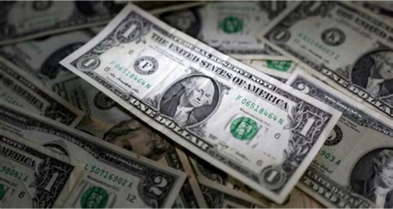 Dólar fecha em alta e chega a R$ 5,79 nesta segunda.