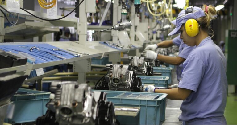 Produção industrial anuncia crescimento aponta IBGE.